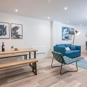 New In Centre & Close To Stadiums Apartment